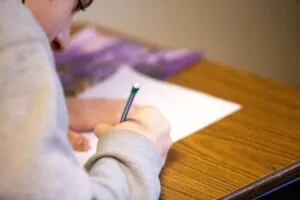 Ansiedad en exámenes - Mujer rindiendo examen