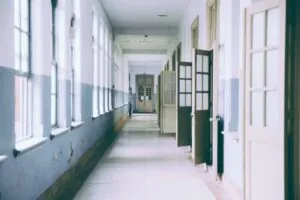 Estrés - Pasillo de colegio