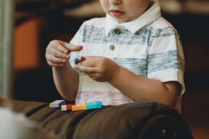 Asperger - Niño jugando con legos