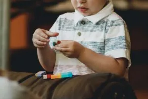 Asperger - Niño jugando con legos