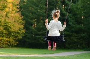 Trauma psicológico - Niña sola en una hamaca