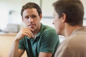 Psicología Social - Conversación entre dos hombres