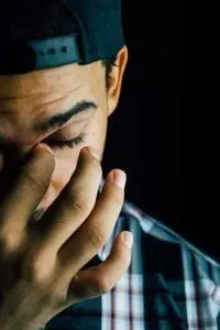 Trauma psicológico - Hombre frotándose los ojos