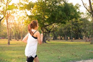 Síndrome de las Piernas Inquietas - Mujer haciendo ejercicio