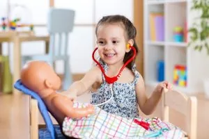 etapas de la infancia - niña jugando al doctor