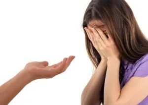 persona tapando su rostro