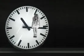 chica en reloj