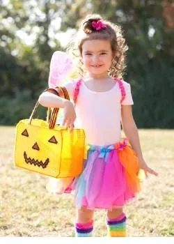 niña festejando halloween