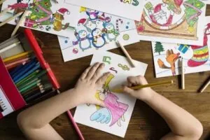 niños dibujando en terapia psicologica