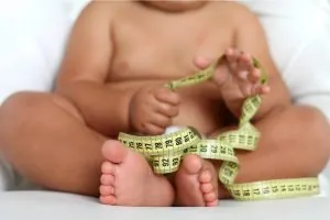 obesidad infantil - niño con cinta métrica en la mano