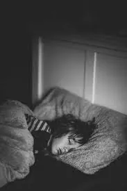 niño con parálisis del sueño