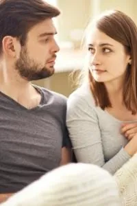 pareja en el sofá