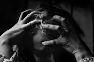 Mujer con trastorno de ansiedad