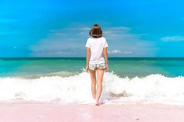mujer ingresando al mar con talasofobia