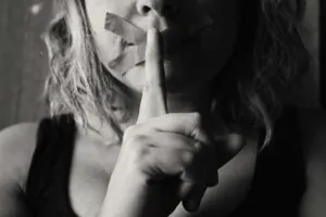 nujer enferma pidiendo silencio