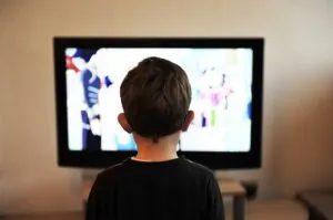 Estrés infantil - Niño frente a TV