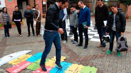 adulto jugando