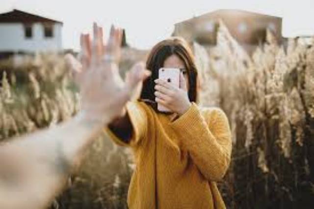 chica con celular