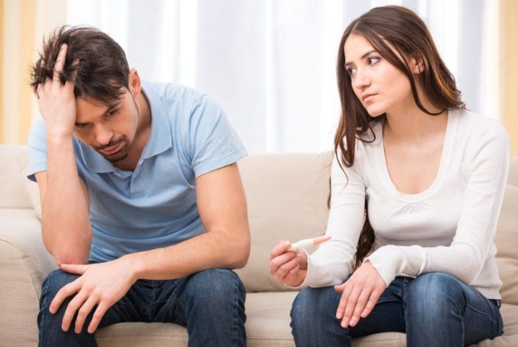 Fertilidad - Pareja con test de embarazo negativo