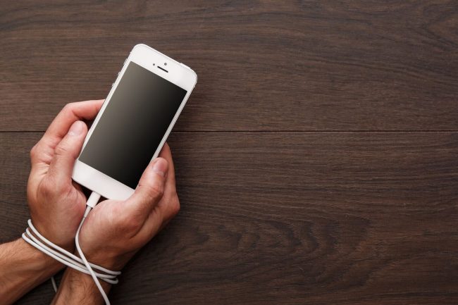 Nomofobia - Persona con celular en la mano
