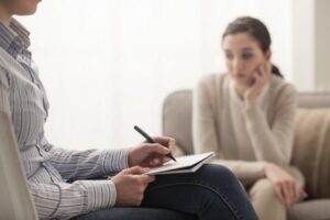 Salud mental gratuita - Mujer en consultorio