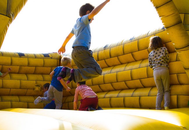 etapas de la infancia - niños jugando en castillito