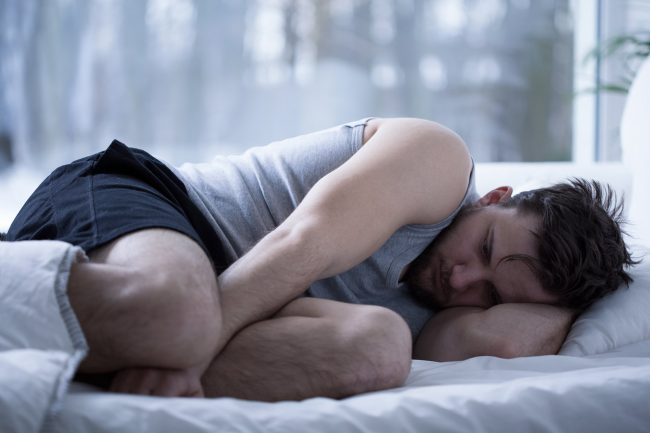 Síndrome de las Piernas Inquietas - Hombre tirado en la cama