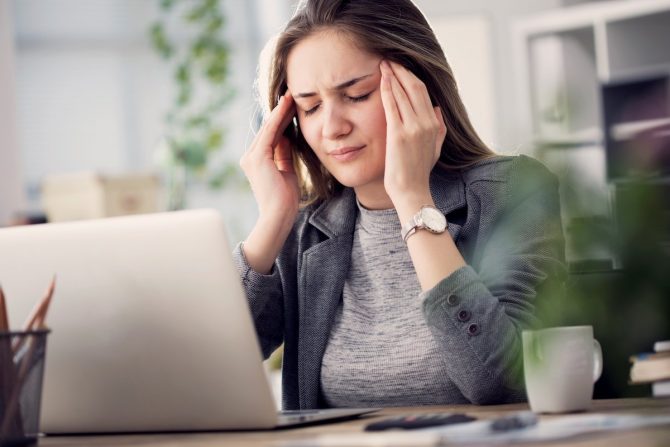 Migraña emocional - Mujer estresada