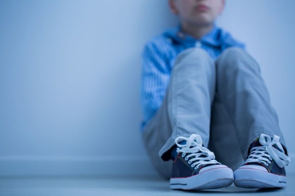Asperger - Niño sentado solo