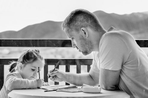 Terapia infantil - Padre dibujando con niña
