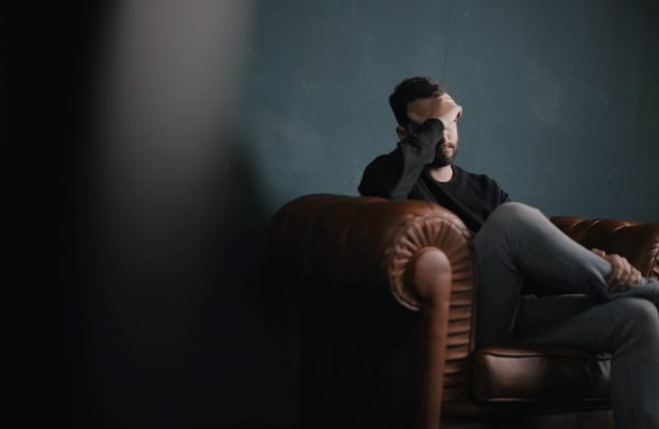 Duelo - fin de año - Hombre consternado sentado en un sillón
