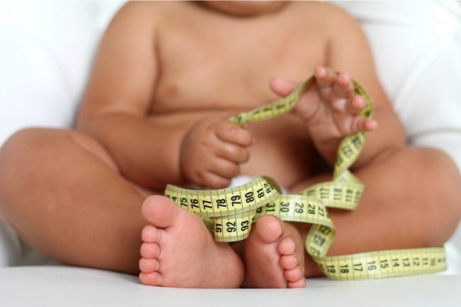 obesidad infantil - niño con cinta métrica en la mano