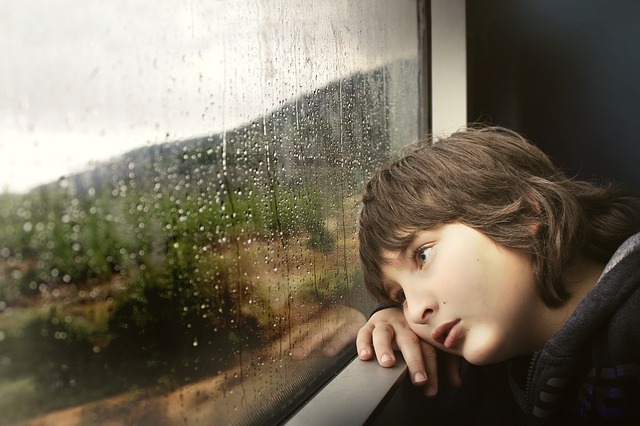 Estrés en los niños - Niño mirando la ventana
