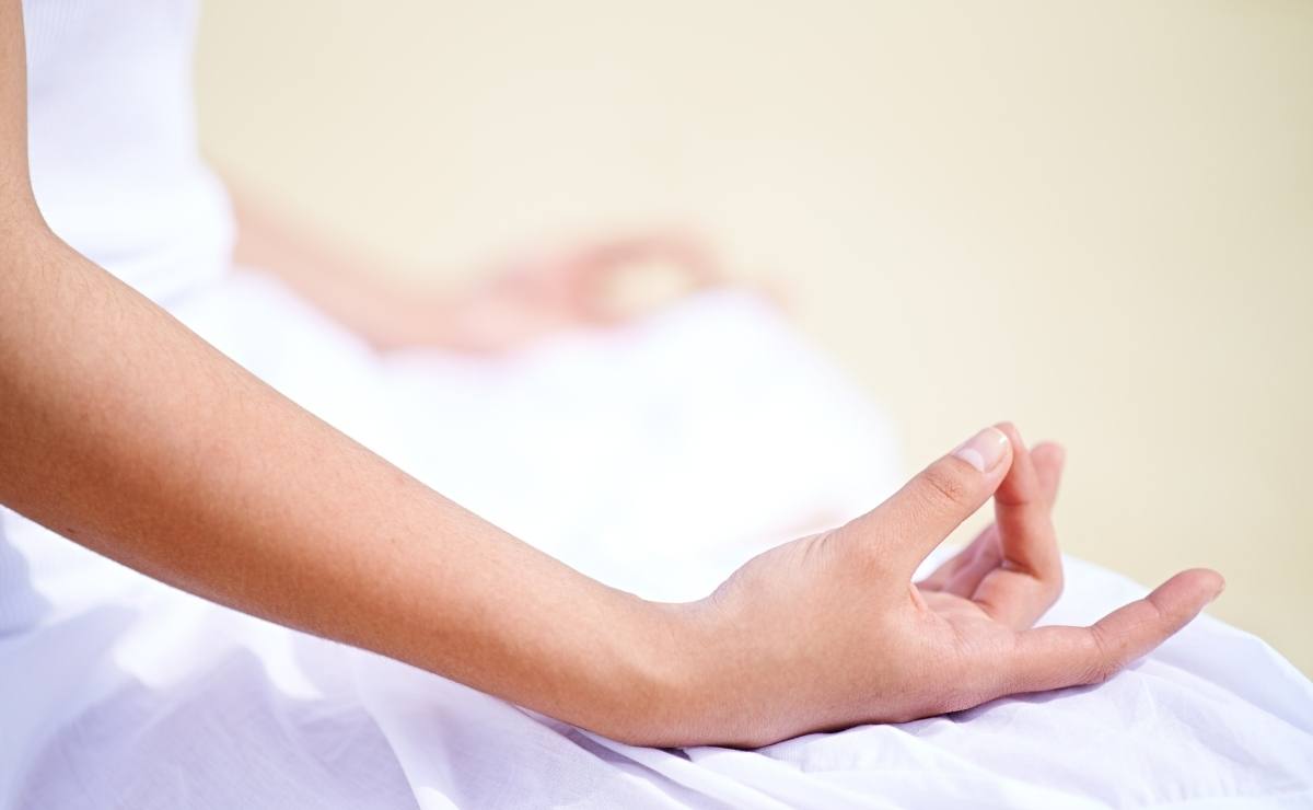 mujer meditando